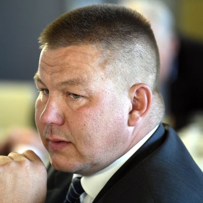 Perussuomalaisten kansanedustaja Juha Mäenpää eduskunnan kahvilassa perjantaina.