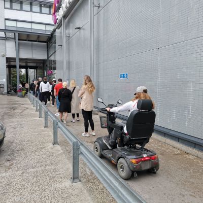 Terveystalon testauspisteellä koronatestiin jonotetaan seisten.