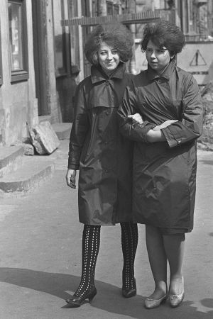 Arkista katumuotia 1960-luvun Leningradissa. Arkimuotia 1960-luvun Leningradissa. Kuva kadulta.