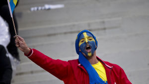 Också ett knappt tusental svenskar har kommit till Tammerfors för att följa med Sverigekampen. Svensk supporter, Sverigekampen 2016.