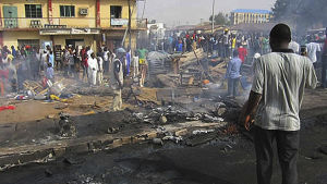 Scenerna efter en bombattack i norra Nigeria 2014. efterscen av bombattack i norra Nigeria