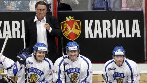 Curt Lindström med sina guldkalvar Ville Peltonen, Jere Lehtinen och Saku Koivu under en välgörenhetsmatch i Helsingfors 2014. Curt Lindström med Ville Peltonen, Jere Lehtinen och Saku Koivu under en välgörenhetsmatch 2014.