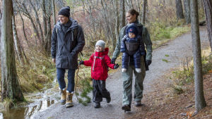 Kronprinsessan med familj i Tyresta nationalpark. Kronprinsessparet med sina barn i Tyresta nationalpark i december 2016.