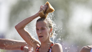 Camilla Richardsson levererade som förväntat. Camilla Richardsson svalkar sig med vatten.
