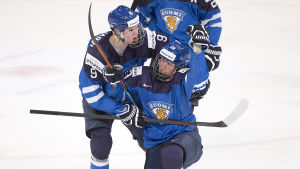 Sanny Lindström hade gärna sett att Jesse Puljujärvi (t.v.) skulle gjort Patrik Laine sällskap. Jesse Puljujärvi och Patrik Laine är finländsk ishockeys stora framtidsnamn.
