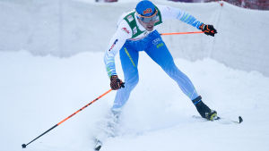 Säsongens bästa blåvita herrsprinter Ristomatti Hakola har haft svårt att hållas på benen. Ristomatti Hakola håller på att ramla, Ruka, november 2016.