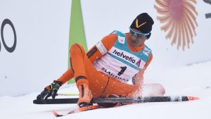 Resultatmässigt blev skid-VM en flopp för Adrian Solano. Adrian Solano har fallit på rumpan.