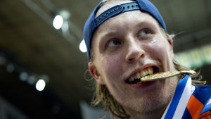 Patrik Laine valdes till mest värdefulla spelare i FM-ligaslutspelet och herr-VM. Patrik Laine med FM-ligaguldet, våren 2016.