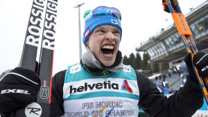 Så här glad var Iivo Niskanen för ett år sedan efter VM-guldet. Liknande jubelscener i OS? Iivo Niskanen firar VM-guldet 2017.