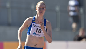 Hoppingivande debutår på långa häcken för Jonna Berghem. Jonna Berghem, Kalevaspelen 2016.