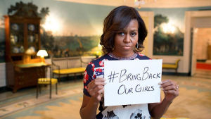 Här förmedlar Michelle Obama via en bild ("Hämta tillbaka våra flickor") på Twitter oron över vad som hänt med kidnappade flickor i Nigeria, maj 2014. Michelle Obama tweeted a photo that shows the First Lady holding a sign that says, "#BringBackOurGirls," in reference to the missing Nigerian schoolgirls, on May 7, 2014.