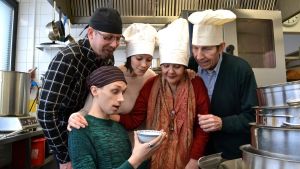 ”Och tanden --- flyger och flyger och hamnar i sopptallriken.” Fr.v. Niklas Grundstroem, Christoffer Strandberg, Linda Mattsson, Ragni Grönblom och Gustav Wiklund jobbar i köket på restaurang Gyllene draken i Roland Schimmelpfennigs pjäs med samma namn. fem kockar står i ett kök kring thaisoppan
