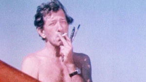Taidemaalari Nándor Mikola tupakoi siveltimet kädessään Valassaaressa.