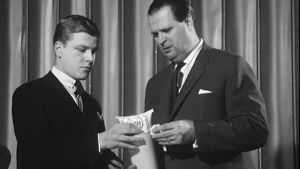 Toimittaja Arvi Lind tutkii maitopussin kaadinta Arne Heleniuksen kanssa 1967.
