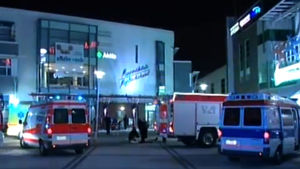 Ambulansseja ja paloauto Myyrmannin kauppakeskuksen pihalla 11.10.2002