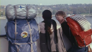 Kolme nuorta laivan kannella, kahdella rinkat selässä, ohjelmasta ANNA PALAA 17 (1984)