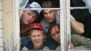 Peräkamaripojat-sarjan neljän miesnäyttelijää kurkistaa ikkunasta