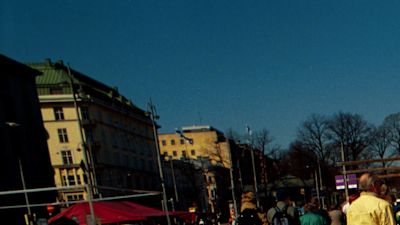 Silvia Modig ja Mikko "Peltsi" Peltola leikkivät tyynysotaa Summerissa 1999