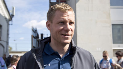 Mikko Koivu står i solen.