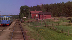 Juna raiteilla maalaismaisemissa Suomessa 1960-luvulla
