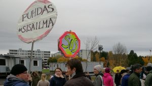 Utmarschen vid Hovirinta. Föräldrar och elever protesterar vid S:t Karins svenska skola och Hovirinnan koulu.