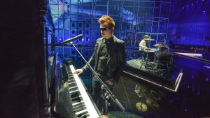 Henri Oskár spelar keyboard och tamburin Softengine på Eurovisionsscenen.
