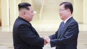 Nordkoreas ledare Kim Jong-un skakar hand med den sydkoreanske presidenten Moon Jae Ins nationella säkerhetsrådgivare Chung Eui-Yong. Nordkoreas ledare Kim Jong-un skakar hand med den sydkoreanske presidenten Moon Jae Ins nationella säkerhetsrådgivare Chung Eui-Yong.