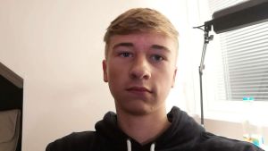 Enligt Roine är distansstudier okej, så länge de inte varar för länge. högstadiekille tittar i kamern