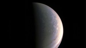 Jupiterin pohjoisnavan seudut Junon kuvaamana 27. elokuuta 2016. Välimatkaa oli noin 195 000 kilometriä. Kaunis näkymä Jupiteriin pohjoisnavan päältä.