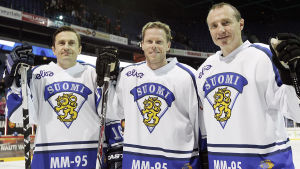 Knatte, Fnatte och Tjatte-kedjan med Ville Peltonen (t.v.), Saku Koivu och Jere Lehtinen leder Finlands färd mot den första VM-titeln. Ville Peltonen, Saku Koivu och Jere Lehtinen, VM 1995-jubileumsmatch 2014.