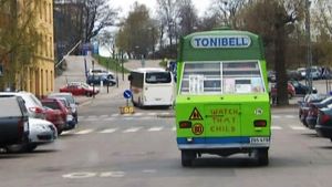 Tonibell-auto ajaa Helsingissä.