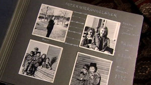 Valokuva-albumissa kuvia vuoden 1945 internointileiriltä.
