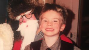 I julgubbens famn var unge David glad. Vegas sommarprtare 2019 David Björkström som barn i julgubbens famn.