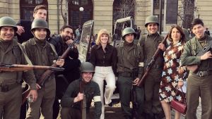 En del av filmteamet. Sophia Heikkilä med soldater i inspelningarna av Invisible Heroes