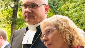 Bo-Göran Åstrand med hustrun Karin i Borgå. Biskop Bo-Göran Åstrand med frun Karin med sommargrönska i bakgrunden i Borgå.