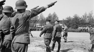 SS-generalen Felix Steiner och generallöjtnant Malmberg inspekterar trupper i Hangö sommaren 1943. SS-generalen Felix Steiner och generallöjtnant Malmberg inspekterar trupper i Hangö sommaren 1943.