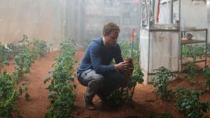 Elokuvassa Yksin Marsissa astronautti Mark Watney (eli Matt Damon) kasvattaa perunoita käyttäen lannoitteena ihmislantaa. 
