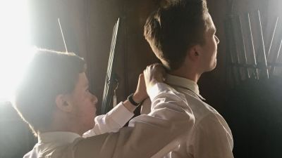 Kaksi kuorolaista valmistautuu konserttiin