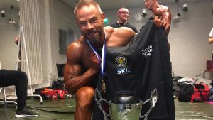 Skönhet kommer inifrån? Inte inom bodybuilding, säger Mats. Du ska ha karisma såklart, men det är utseendet som räknas. Mats Söderman visar upp sin pokal