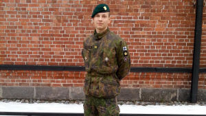 Att ha studieplatsen säkrad i armén var en bra sak för Jacob Söderström. - Man kan egentligen inte läsa till någon skola medan man är i armén, säger han. Jacob Söderström i armén.