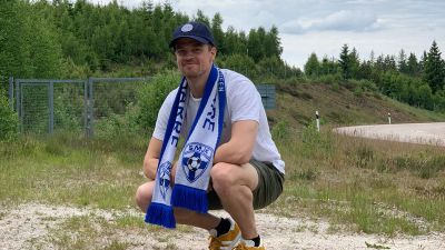 Tim Hagström bredvid en sandhög.