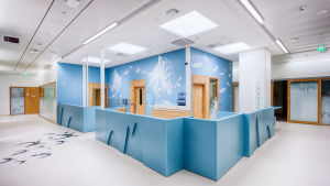Då de små patienterna kommer till sjukhuset får de en egen virtuell karaktär. Karaktären börjar sedan blinka då det är dags att gå in till mottagningsrummet. Bild på hur HNS nya barnsjukhus ska se ut.