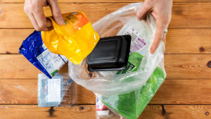 Du ska inte kasta gamla tandborstar eller leksaker i återvinningskärlet för plast. Det är till specifikt för plastförpackningar, som de du hämtar hem ost och yoghurt i. Förpackningsplast från matprodukter.