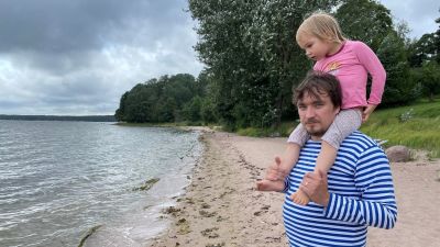 Elias Vartio med sin dotter Vilde i Lappvik.