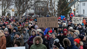 Protester i Reykjavik mot sextetten. Islänningar protesterar mot sex politiker som åkt fast för att lägga