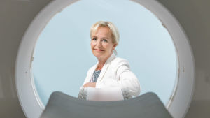 Ledande överläkare Johanna Mattson tror att rehabilitering snart kommer vara en del av cancerpatienters vårdplaner. Läkare står vid sjukhusmaskin.