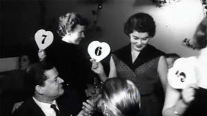 Osallistujia ja yleisöä Salpausselän kisatyttö -kilpailussa 1955
