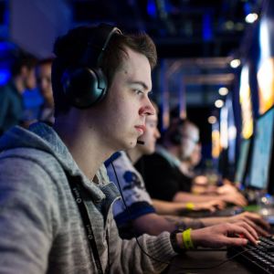 Niko "naSu" Kovanen pelaamassa Lantrek 2015 -tapahtumassa Team Menace.fi -joukkueen kanssa