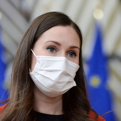 Sanna Marin kasvomaskilla suojautuneena Brysselissä.