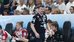 Karlsson tror Westerholm kan gå riktigt långt som tränare. Patrick Westerholm delar ut instruktioner från sidlinjen.